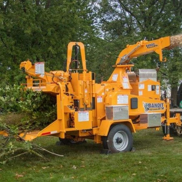 Bandit-Chipper-INTIMIDATOR-18XP-TOWABLE-For-Rent1-600x600